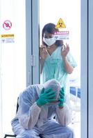 covid-19, brote de virus corona, cuarentena y concepto de propagación epidémica. los médicos asiáticos usan traje de ppe, guante y mascarilla tienen estrés. el médico tiene un exceso de trabajo en la situación de covid-19 foto