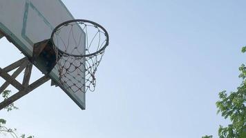 slow motion van man die basketbal in de hoepel schiet, maak de succesvolle score video