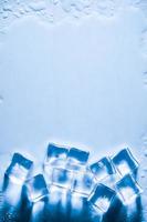 cubitos de hielo sobre fondo azul de estudio. el concepto de frescura con frialdad de cubitos de hielo. foto