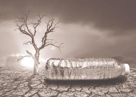 concepto de sequía por escasez de agua debido al calentamiento global. botellas de agua colocadas en áreas de sequía y suelo roto foto