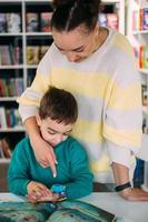 mamá le da a su hijo su primer reloj. aprender a determinar la hora con el reloj. foto