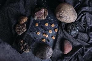 adivinación en runas de madera entre piedras. mesa de brujas sombría y misteriosa. foto