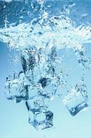 imagen de fondo abstracto de cubos de hielo en agua azul. foto