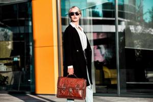 retrato de mujer de negocios exitosa. chica europea rubia. dama de negocios rusa. trajes de chica hipster. foto