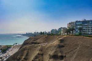 una franja de tierra desértica entre la ciudad de lima y la pacífica cosa oceánica foto