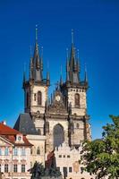 iglesia de st. maría de tyn en la plaza del casco antiguo de praga foto