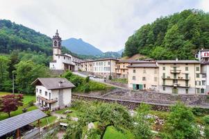 averara en el valle de brembana norte de italia foto