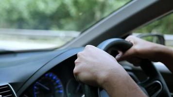 primo piano di un uomo alla guida di un'auto video