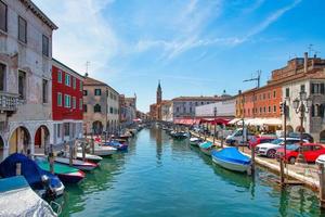 chioggia italia, en el canal vena en el fondo la iglesia de san giacomo foto