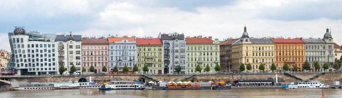 palacios de praga con la casa danzante o fred y ginger en el río vltava foto