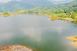 embalses en la provincia de ranong la pintoresca belleza de tailandia es una atracción turística. concepto de turismo de tailandia y gestión de recursos hídricos foto