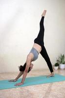 una mujer haciendo ejercicio de yoga en casa foto