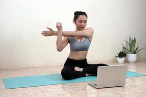 una mujer haciendo ejercicio de yoga en casa foto