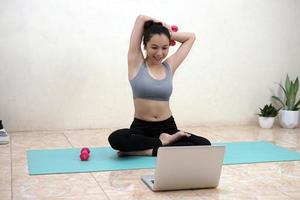 una mujer haciendo ejercicio de yoga en casa foto