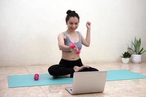 una mujer haciendo yoga en casa foto
