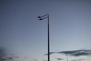cables eléctricos y poste. Luz de la ciudad. infraestructura eléctrica en la ciudad. foto