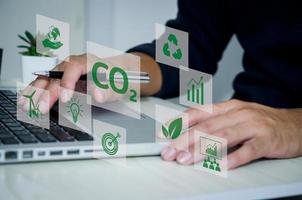 Organizaciones o empresas desarrollan pantalla virtual de negocio de créditos de carbono. reducir las emisiones de co2. concepto de desarrollo empresarial sostenible. foto