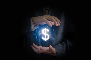 concepto de negocio de finanzas símbolo de dólar. hombre de negocios con icono de dinero en dólares en la mano. foto
