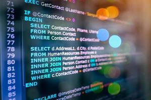 código de lenguaje de consulta estructurado sql en el monitor de la computadora y el fondo de la sala del servidor. ejemplo de código sql para consultar datos de una base de datos. foto