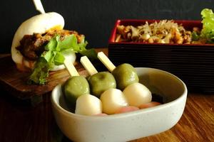 color dango en tazón de cerámica japonés dumping buena comida tesr cocina de viaje