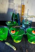 científico loco de halloween trata de gelatina verde con gusanos gomosos y globos oculares foto