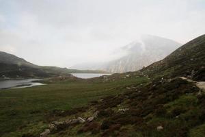 una vista de la campiña de gales en snowdonia cerca del lago ogwen foto