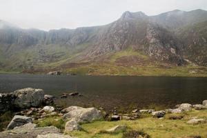 una vista de la campiña de gales en snowdonia cerca del lago ogwen foto