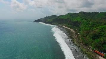 vista aerea, panorama naturale sulla spiaggia di menganti, kebumen, java centrale - indonesia. video