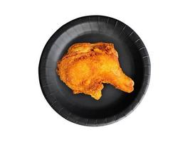 pollo frito en plato de papel negro. foto