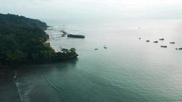 bella vista aerea, panorama delle onde sulla spiaggia di pangandaran, java occidentale - indonesia. video