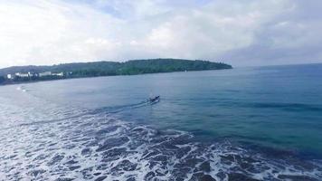 bella veduta aerea delle onde alla spiaggia di pangandaran, java occidentale - indonesia. video