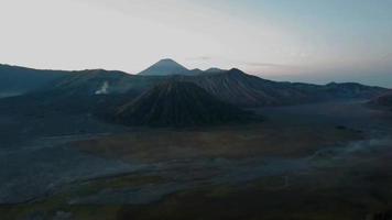 belle vue aérienne, pic du mont bromo à malang, java oriental - indonésie.