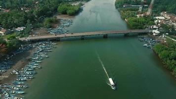 vista aérea de un barco turístico fluvial conectado al mar. Bali, Indonesia. video