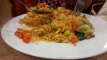 cuisine indonésienne - quelqu'un mange du nasi goreng video