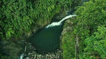 prachtige luchtfoto van de rivier in tropisch woud, in bandung - indonesië video