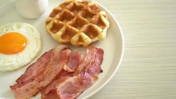 oeuf au plat avec bacon et gaufre pour le petit déjeuner video