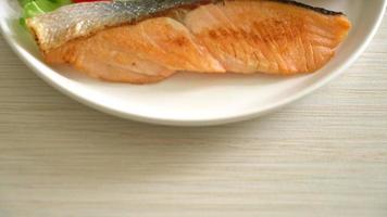 filete de salmón a la parrilla con ensalada de verduras - estilo de comida saludable video