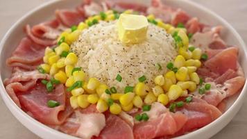 cerdo fresco crudo en rodajas con arroz y maíz en un plato blanco y listo para cocinar video