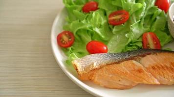 filete de salmón a la parrilla con ensalada de verduras - estilo de comida saludable video