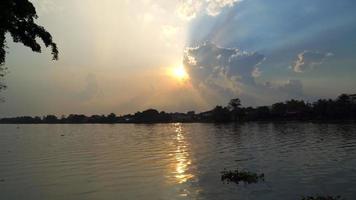 vista al río y hermosa puesta de sol con nubes en tailandia