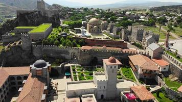 akhaltsikhe, georgië, 2022- toeristische wandeling rond het historische monument van het rabati-kasteel. 9e eeuws gereconstrueerd middeleeuws fort video