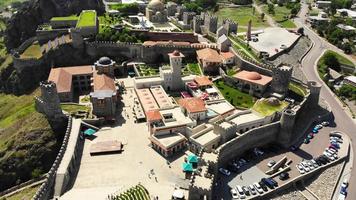 akhaltsikhe, georgia, 2022 - vista superior hacia atrás paseo turístico alrededor del monumento histórico del castillo de rabati. Fortaleza medieval reconstruida del siglo IX video