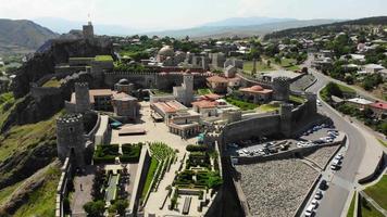 Luftfliege über Ansicht Achalziche Schloss auf Achalziche Stadt in Georgia im Sommertag video