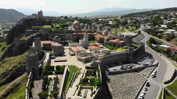 survol aérien vue sur le château d'akhaltsikhe sur la ville d'akhaltsikhe en géorgie en été video