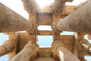columna en el templo de kom ombo, aswan, egipto foto