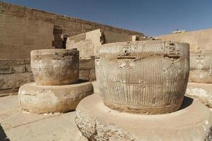 columnas en el templo de medinet habu en luxor, egipto foto