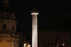 columna de trajano en roma, italia foto