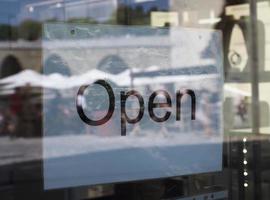 abrir el cartel en la ventana de la tienda foto