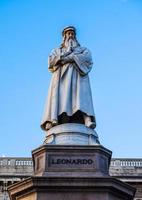 hdr monumento a leonardo da vinci en milán foto