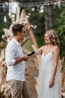 ceremonia de boda del matrimonio de un chico y una chica foto